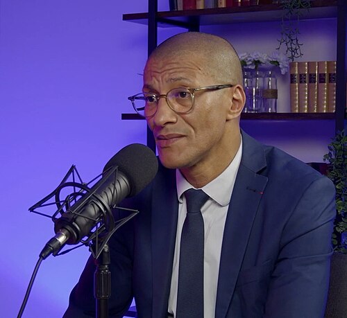 Portrait de Karim Bouamrane