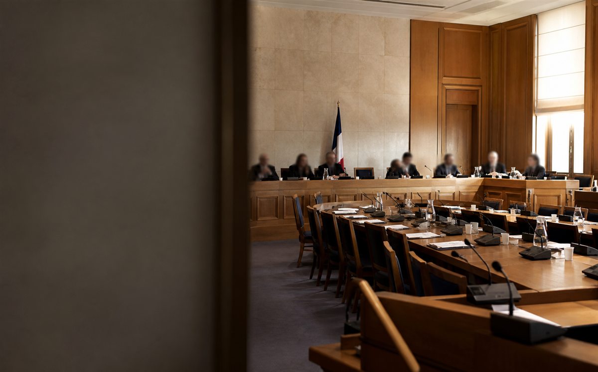 Salle de commission parlementaire préparée pour le travail législatif