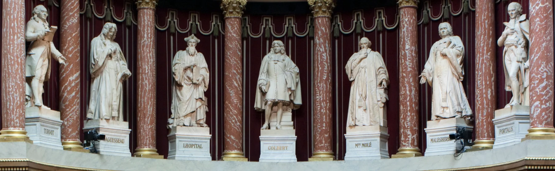 Détail des statues dominant l’hémicycle du Sénat au palais du Luxembourg
