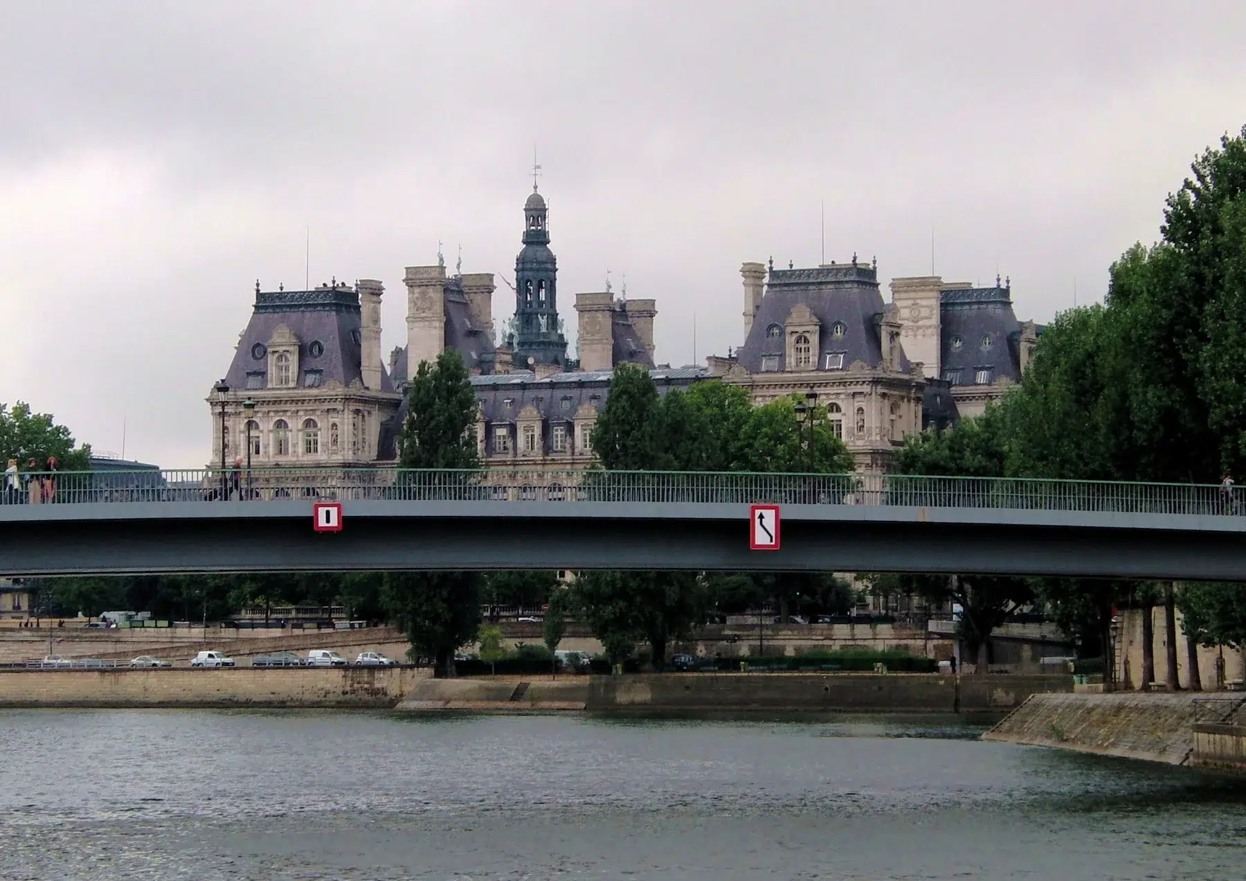 Façade sud-ouest de l'Hôtel de Ville de Paris vue depuis la Seine