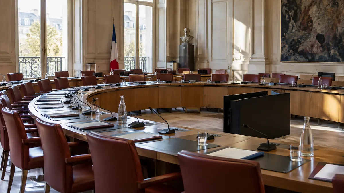 Salle de commission institutionnelle préparée avant une séance de travail
