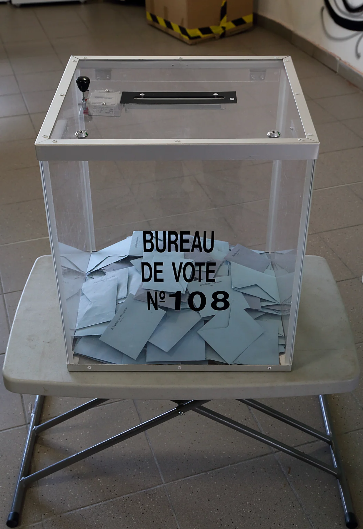 Urne électorale transparente photographiée dans un bureau de vote français en 2022