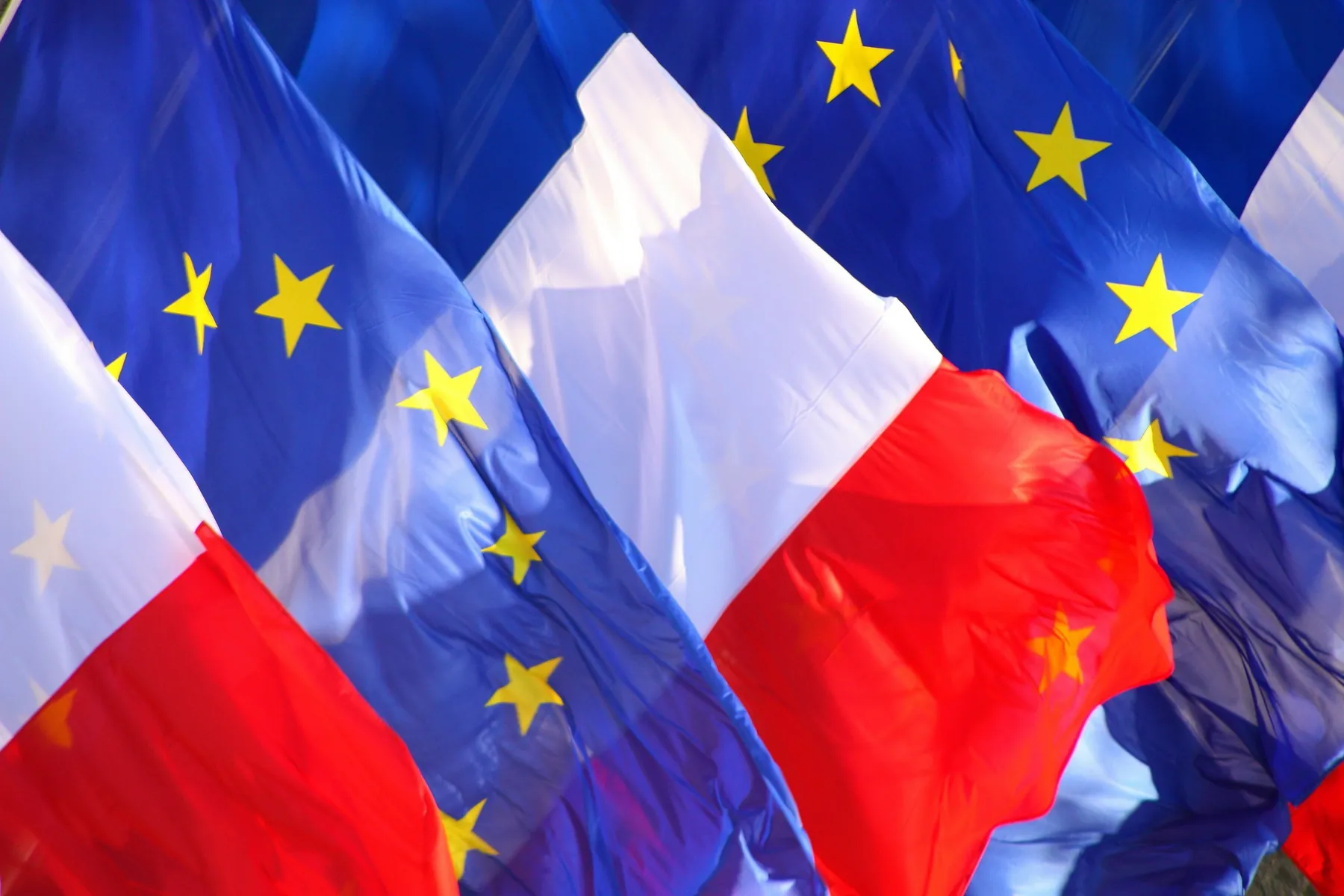 Drapeaux français et européen représentant les différentes échelles de décision